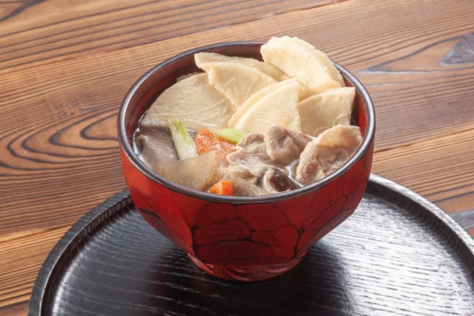 Rice cracker hot pot with vegetables and chicken (Senbei-jiru from Aomori)