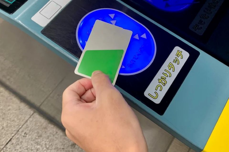 ICカードを自動改札でタッチする様子