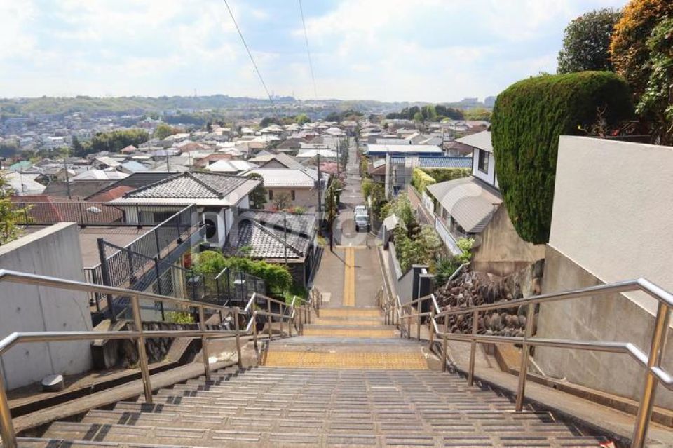 alt="Stairs leading to a historic townscape in Japan(日本の歴史ある街並みに続く石段)"