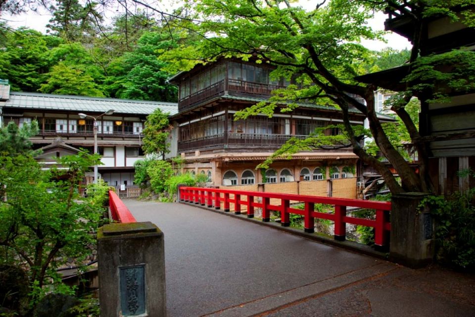 alt="Traditional Japanese town with red bridge(赤い橋のかかる伝統的な日本の町並み)"