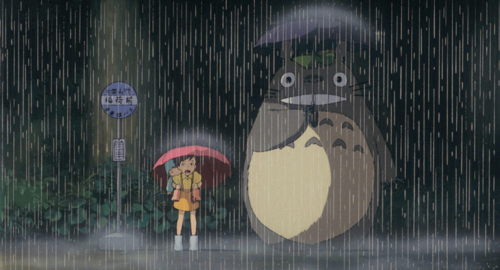 alt="Totoro and Satsuki waiting at the bus stop in the rain(雨の中、バス停で待つトトロとサツキ)"