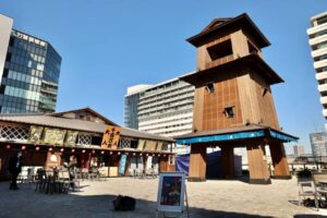 alt="Traditional-style architecture and food stalls at Toyosu Senkyaku Banrai complex"