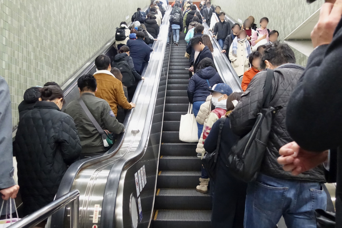 Escalator etiquette in Japan